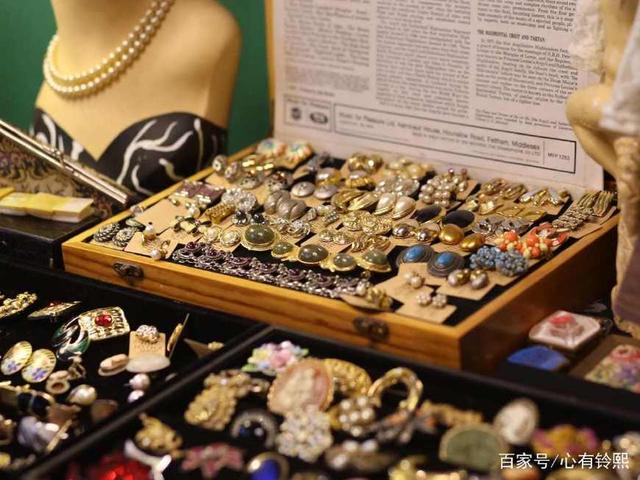 成都古著店 穿在身上的時(shí)光機(jī)，相框機(jī)配的復(fù)古魅力